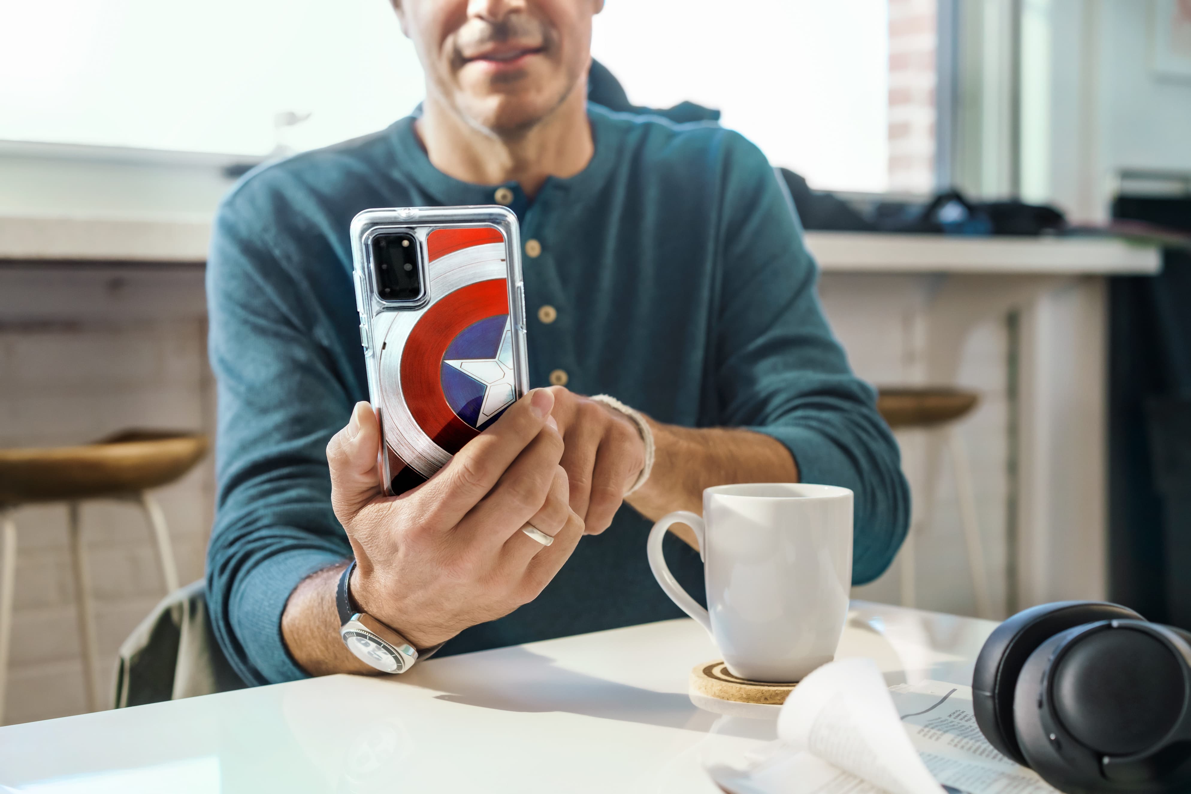 <a href=https://www.otterbox.com/en-us/galaxy-s20-ultra/symmetry-series-marvel-falcon-and-the-winter-soldier-case/77-82398.html>Shield Galaxy S20 Ultra 5G Symmetry Series</a> / Otter Box