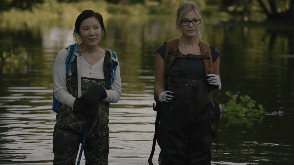 Mina Hess (Ally Maki) and Tandy Bowen (Olivia Holt)