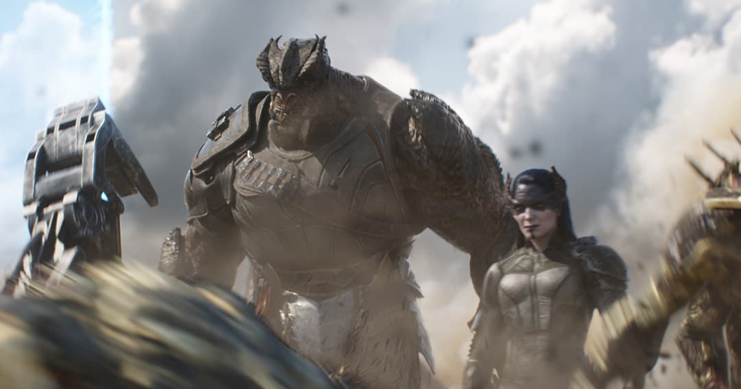 Proxima Midnight and Cull Obsidian fighting in Wakanda