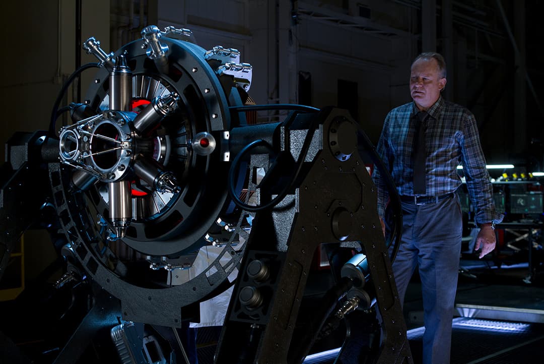 Selvig exams the Tesseract