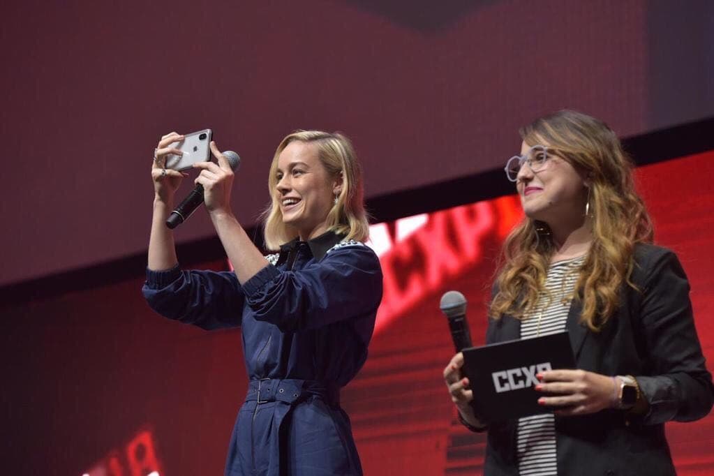 Brie Larson snaps photos with fans at CCXP18 in São Paulo