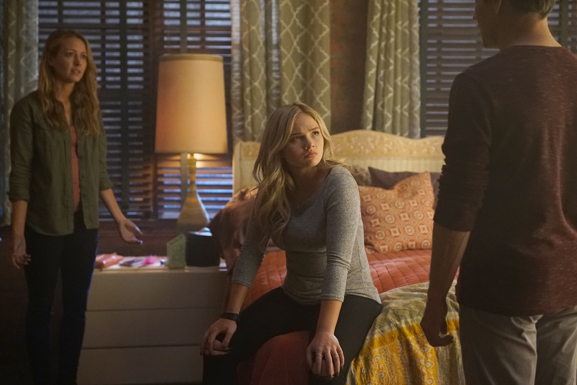L-R: Amy Acker, Natalie Alyn Lind and Stephen Moyer in the "meMento" episode of "The Gifted"