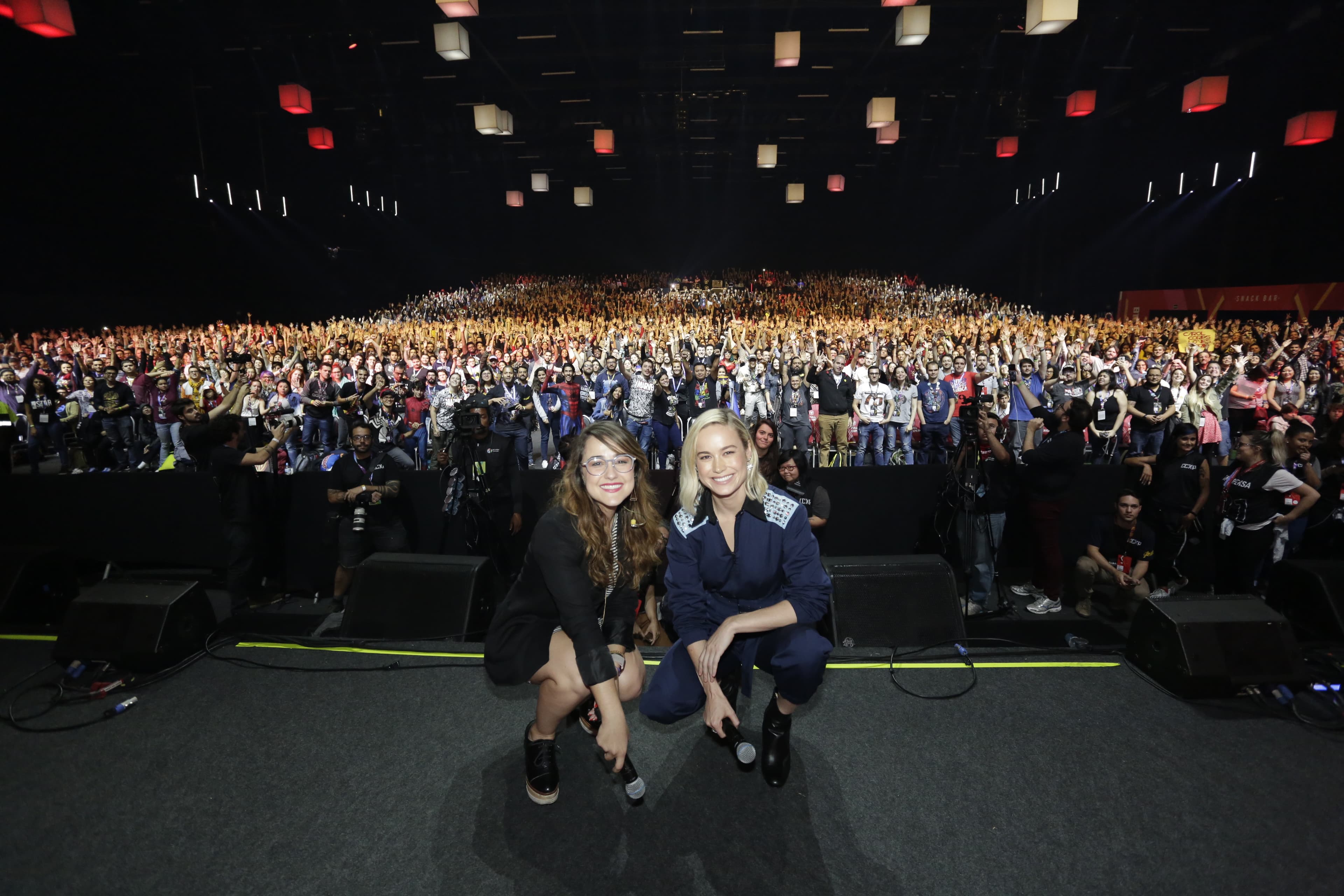 Brie Larson snaps photos with fans at CCXP18 in São Paulo