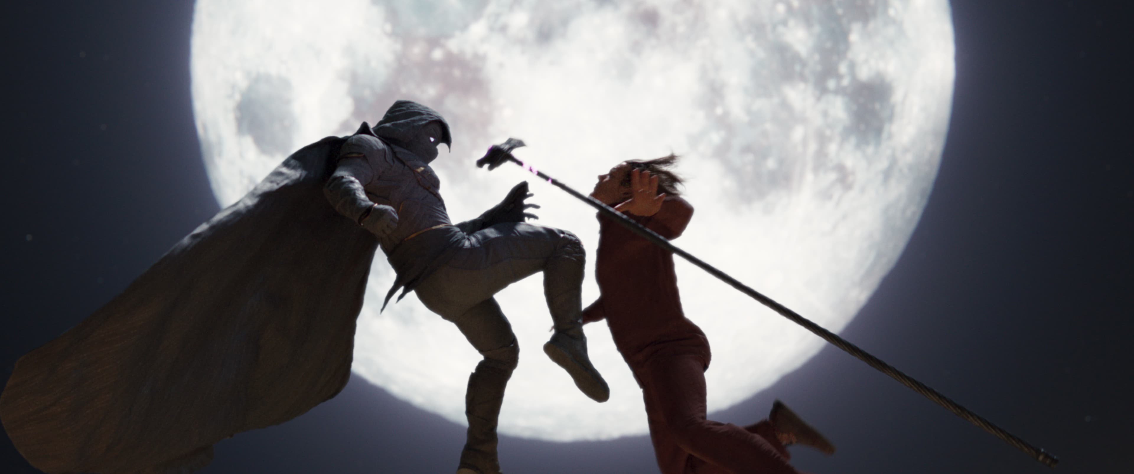 Moon Knight - Moon Knight (Oscar Isaac) and Arthur Harrow (Ethan Hawke)